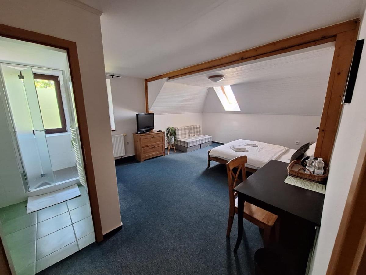Vila Fenix B&B Ruzomberok Extérieur photo